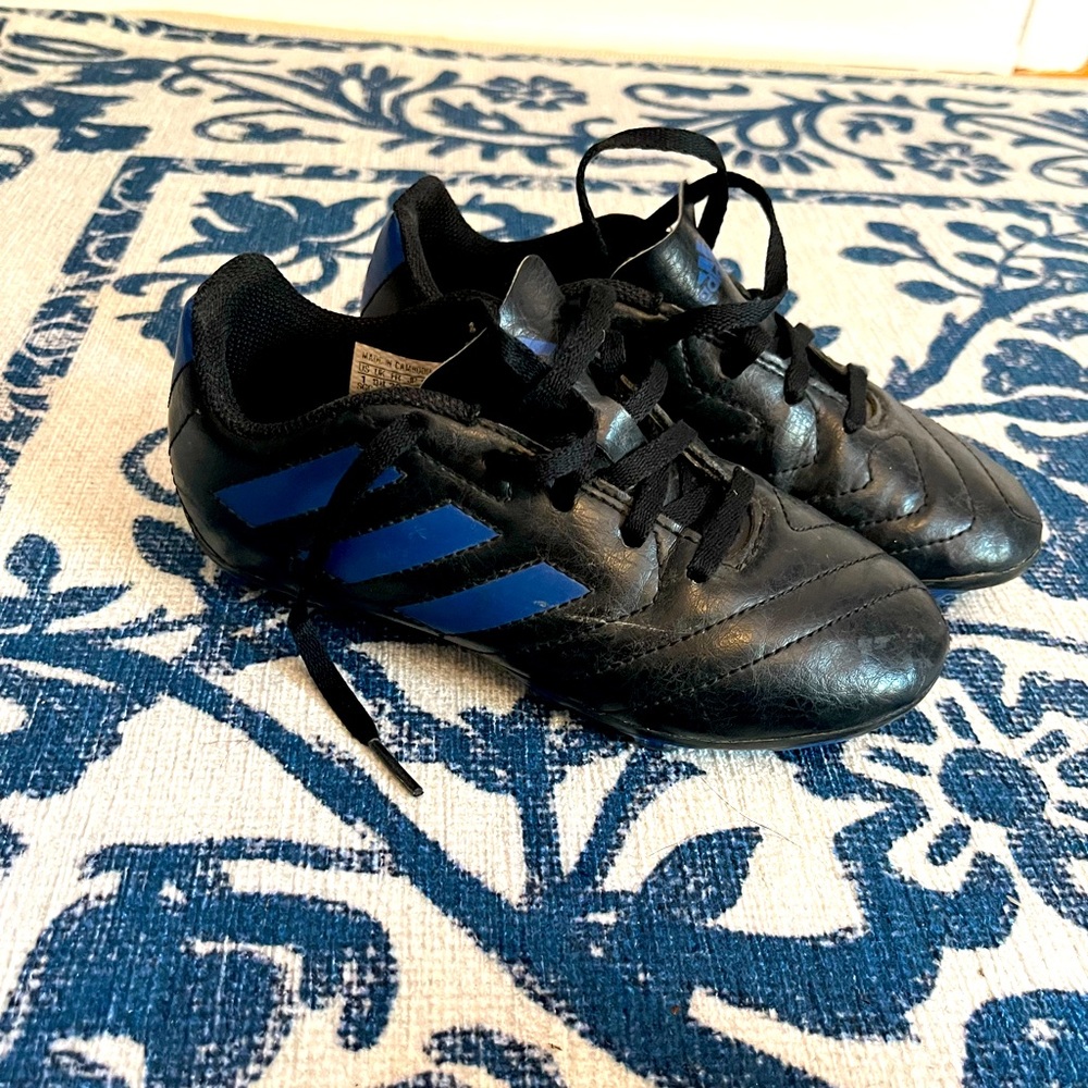 Little boys adidas soccer cleats in size 1. Good condition.